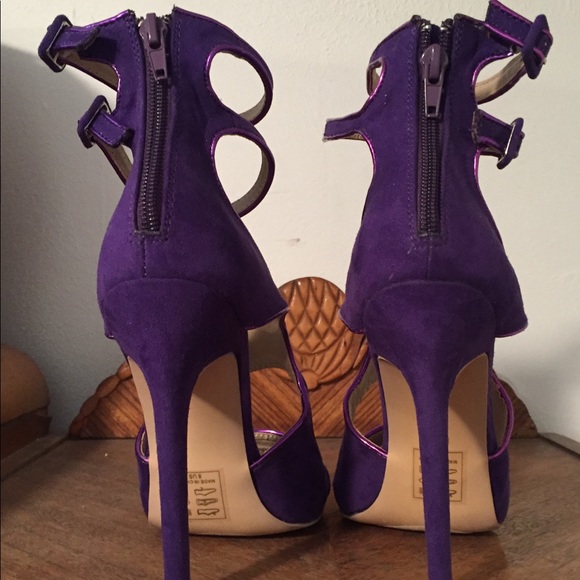 Dressy vegan suede heels with tiny pink piping. - Picture 4 of 5